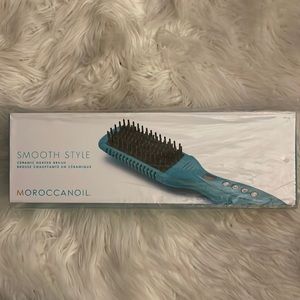 - Brand New in Package - Moroccanoil Smooth Style Ceramic Heated Brush